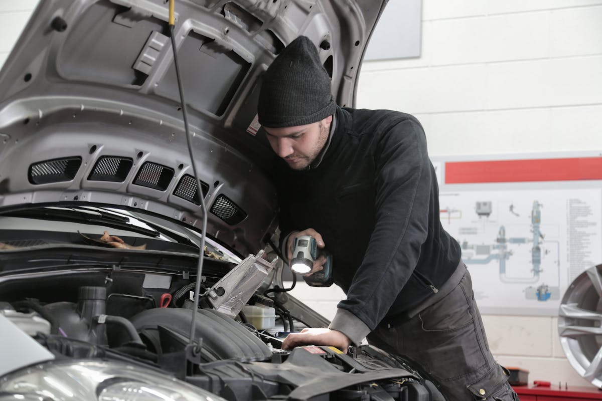 Fahrzeug bei der professionellen Aufbereitung und Pflege